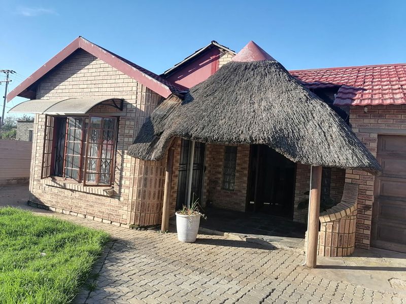 Beautiful Renovated 3 bedroom family home for Sale in Freedom Square, Bloemfontein - Photo 2