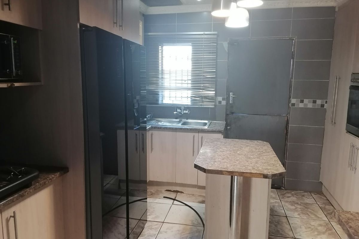 Beautiful Renovated 3 bedroom family home for Sale in Freedom Square, Bloemfontein - Photo 4