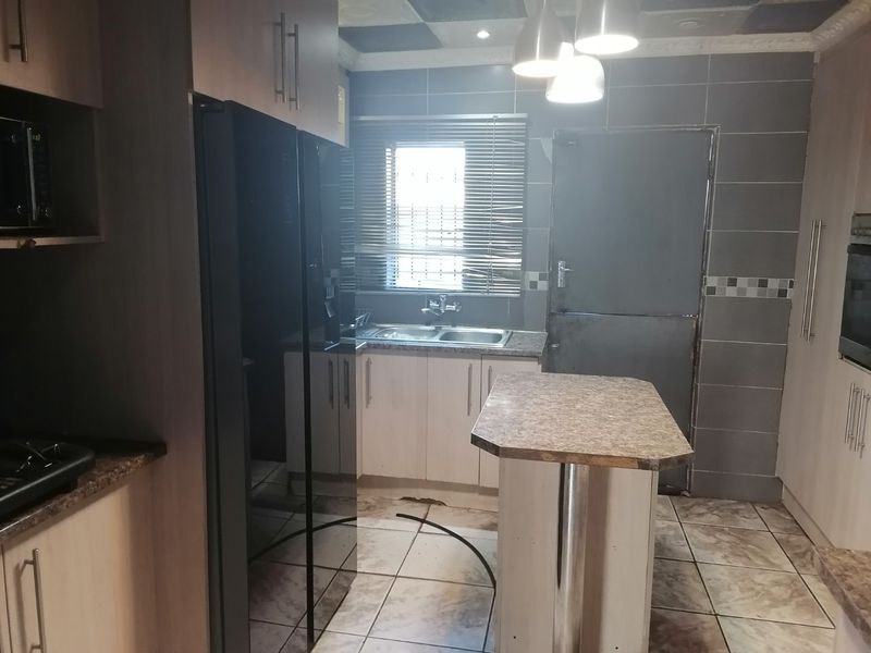 Beautiful Renovated 3 bedroom family home for Sale in Freedom Square, Bloemfontein - Photo 4