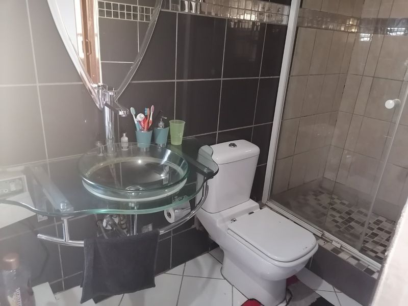 Beautiful Renovated 3 bedroom family home for Sale in Freedom Square, Bloemfontein - Photo 10