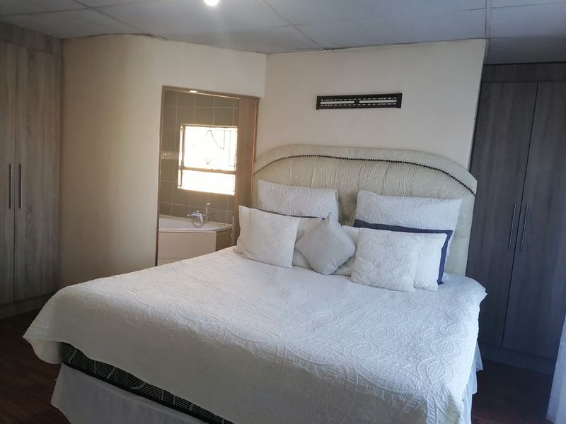 Beautiful Renovated 3 bedroom family home for Sale in Freedom Square, Bloemfontein - Photo 8