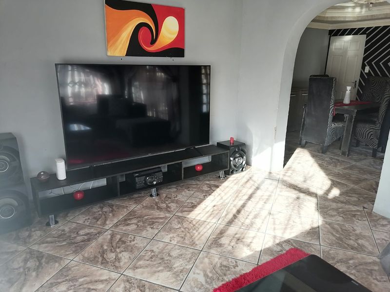 Beautiful Renovated 3 bedroom family home for Sale in Freedom Square, Bloemfontein - Photo 7