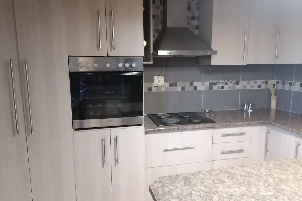Beautiful Renovated 3 bedroom family home for Sale in Freedom Square, Bloemfontein - Photo 5