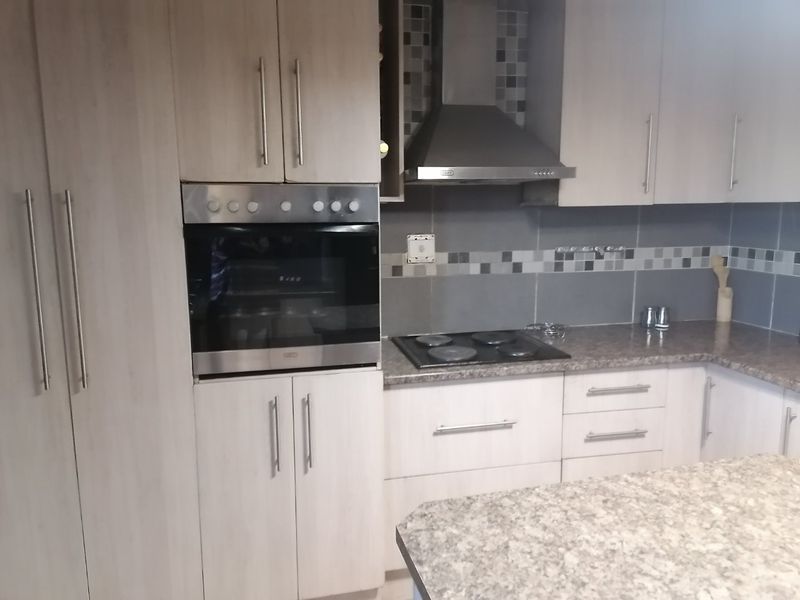 Beautiful Renovated 3 bedroom family home for Sale in Freedom Square, Bloemfontein - Photo 5