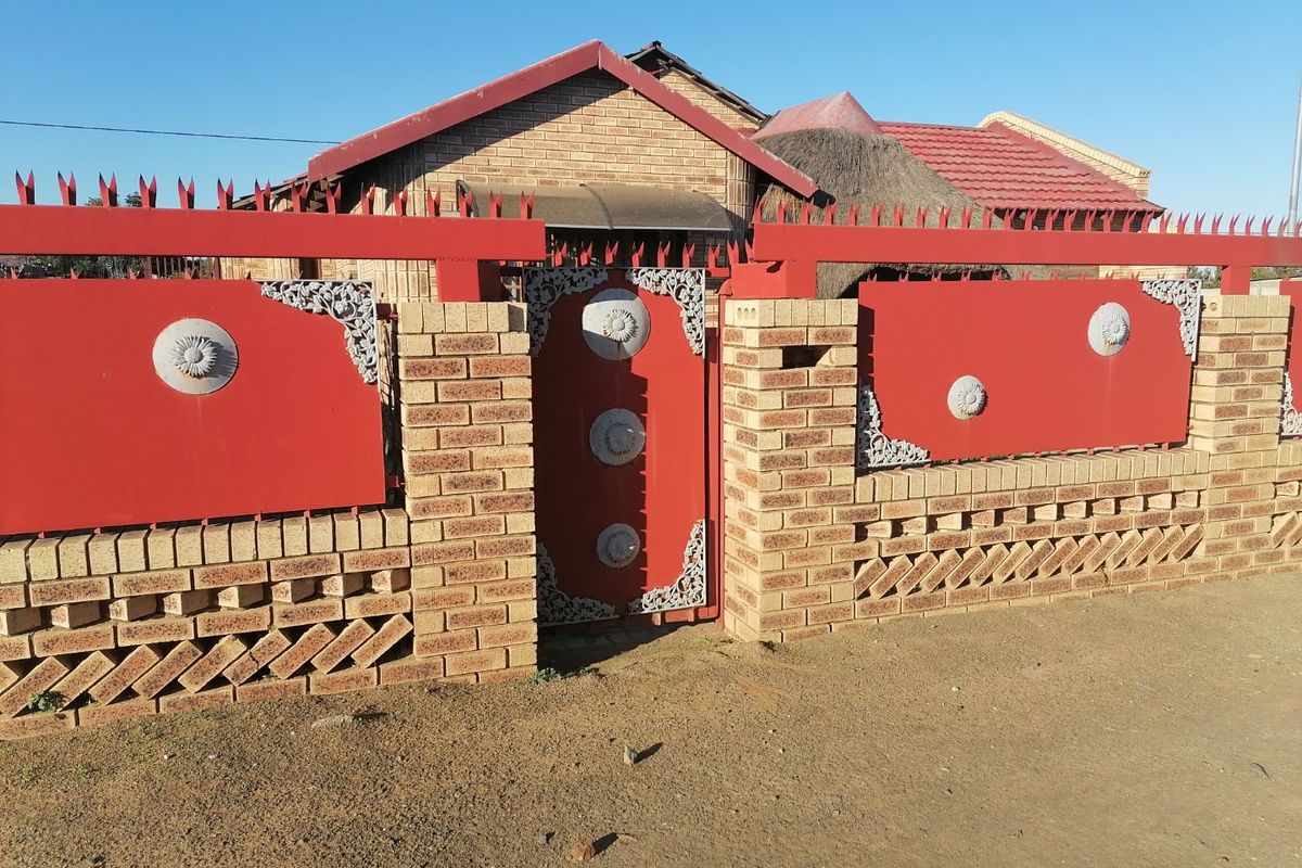 Beautiful Renovated 3 bedroom family home for Sale in Freedom Square, Bloemfontein - Photo 3