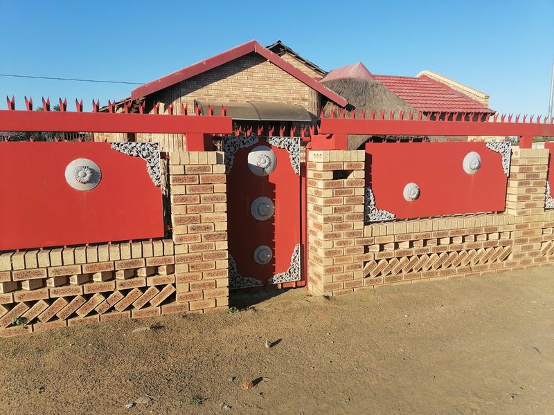 Beautiful Renovated 3 bedroom family home for Sale in Freedom Square, Bloemfontein - Photo 3