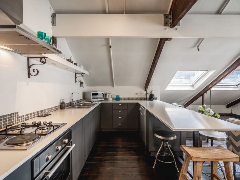 Unique 2 bedroom city apartment  - Photo 3