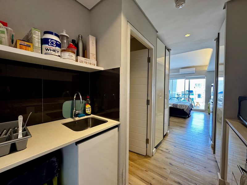 Sunny Studio Apartment in the Heart of Cape Town - Photo 9