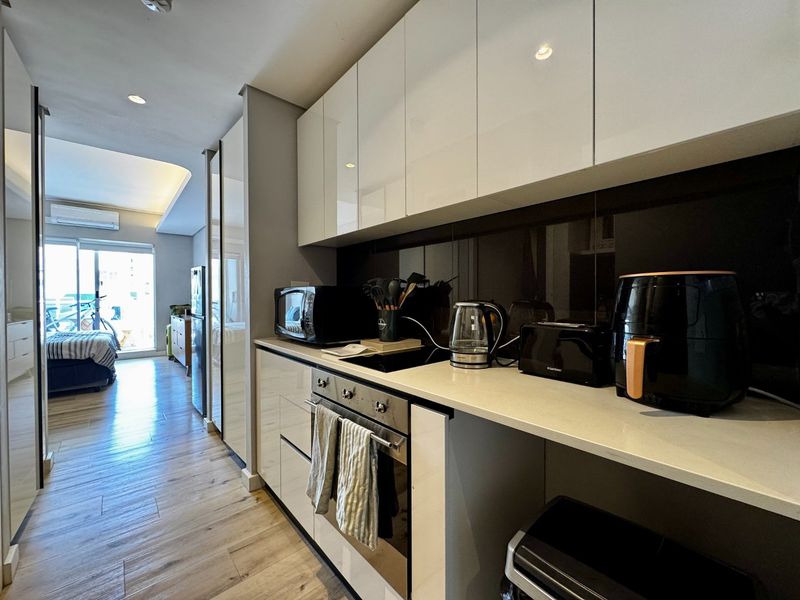 Sunny Studio Apartment in the Heart of Cape Town - Photo 8