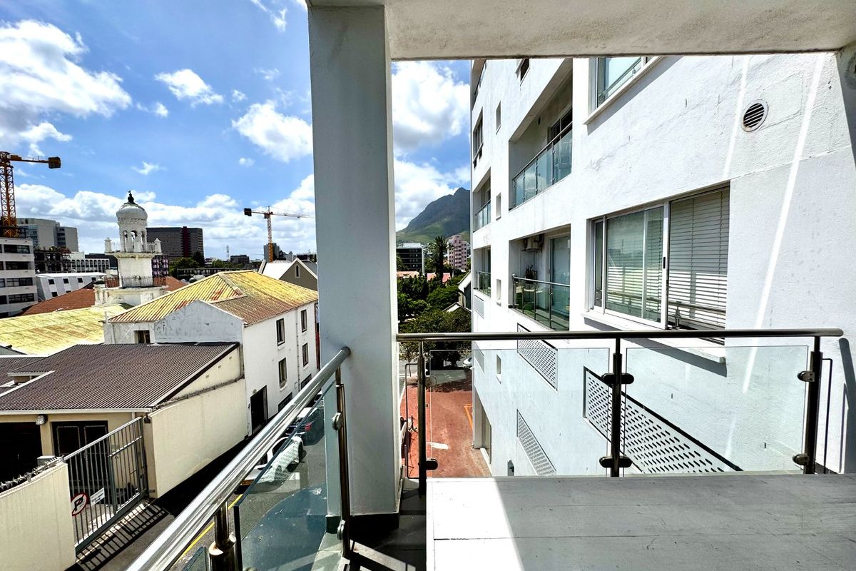 Sunny Studio Apartment in the Heart of Cape Town - Photo 3