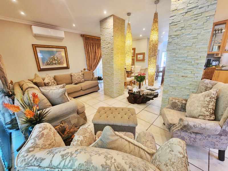 Luxury seaside secure getaway for sale in Wilderness - Photo 2