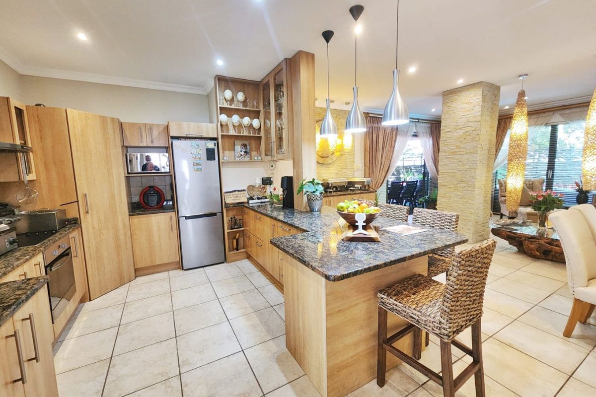 Luxury seaside secure getaway for sale in Wilderness - Photo 3