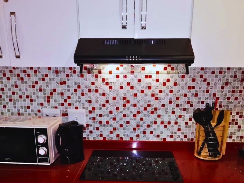 Fully Furnished 2-Bedroom Apartment in Durban North Beach – Minutes from the Golden Mile - Photo 7