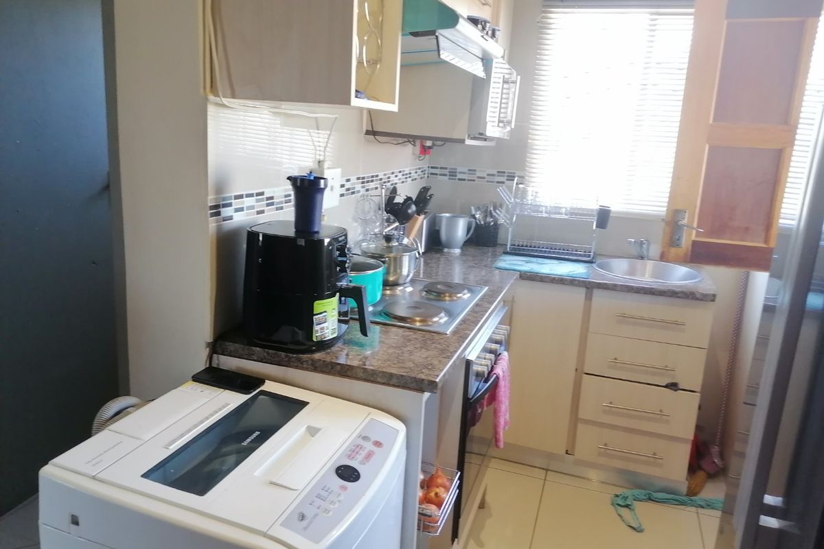 Beautiful, renovated 2 bedroom home with lots of extras in Grassland, Bloemfontein  - Photo 5
