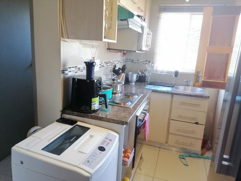 Beautiful, renovated 2 bedroom home with lots of extras in Grassland, Bloemfontein  - Photo 5