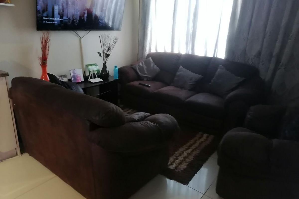 Beautiful, renovated 2 bedroom home with lots of extras in Grassland, Bloemfontein  - Photo 4