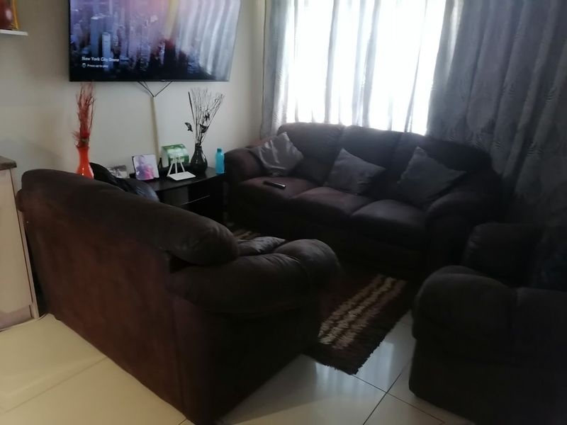 Beautiful, renovated 2 bedroom home with lots of extras in Grassland, Bloemfontein  - Photo 4