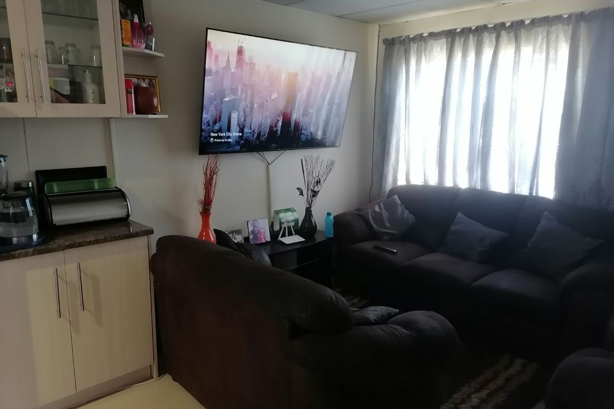 Beautiful, renovated 2 bedroom home with lots of extras in Grassland, Bloemfontein  - Photo 3