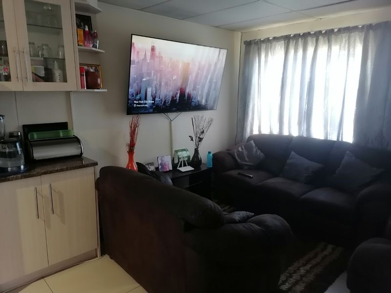 Beautiful, renovated 2 bedroom home with lots of extras in Grassland, Bloemfontein  - Photo 3