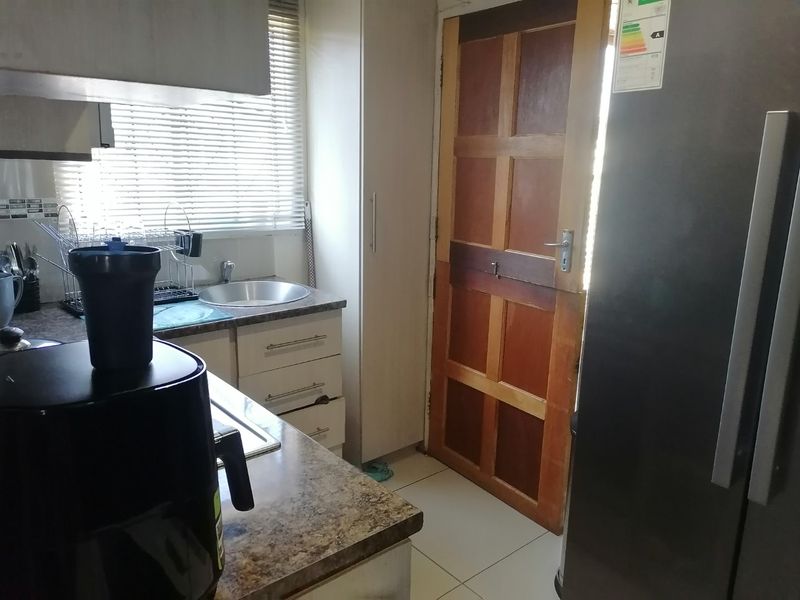 Beautiful, renovated 2 bedroom home with lots of extras in Grassland, Bloemfontein  - Photo 10