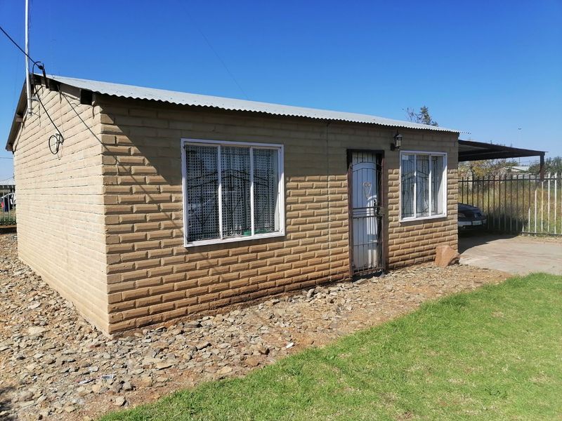 Beautiful, renovated 2 bedroom home with lots of extras in Grassland, Bloemfontein  - Photo 2