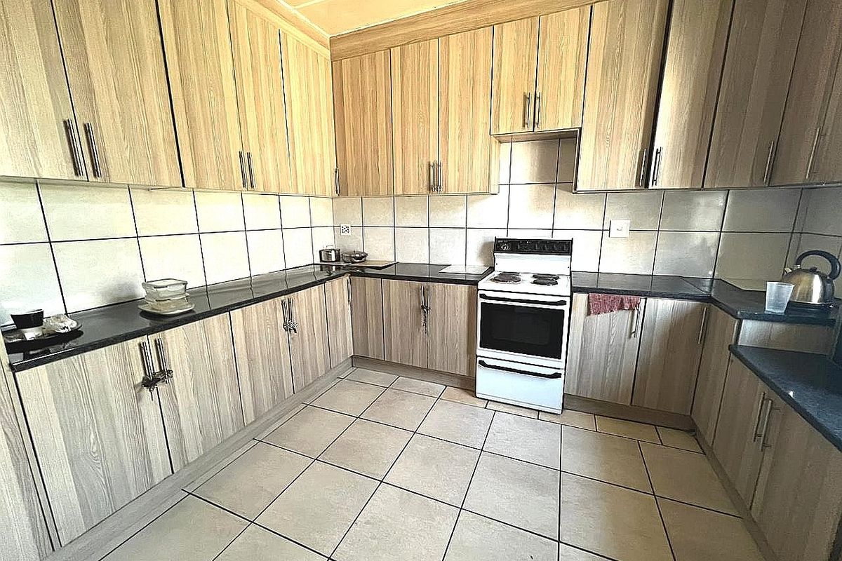 13 Bedroom  Accredited Commune. Par Excellence. Brixton  - Photo 5