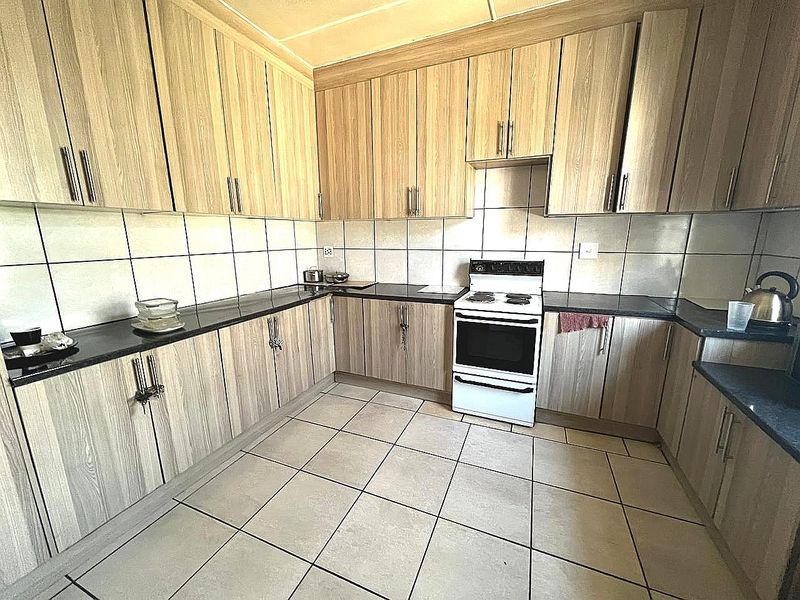 13 Bedroom  Accredited Commune. Par Excellence. Brixton  - Photo 5