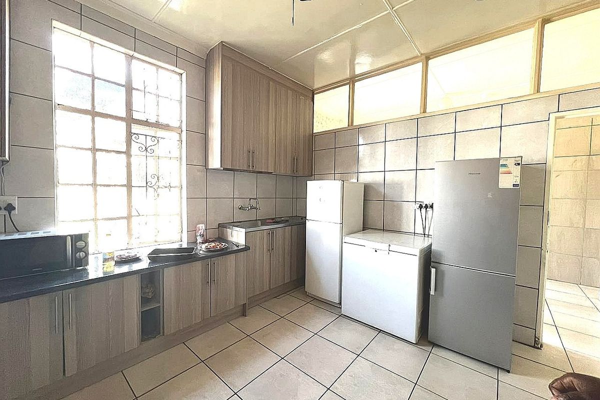 13 Bedroom  Accredited Commune. Par Excellence. Brixton  - Photo 4