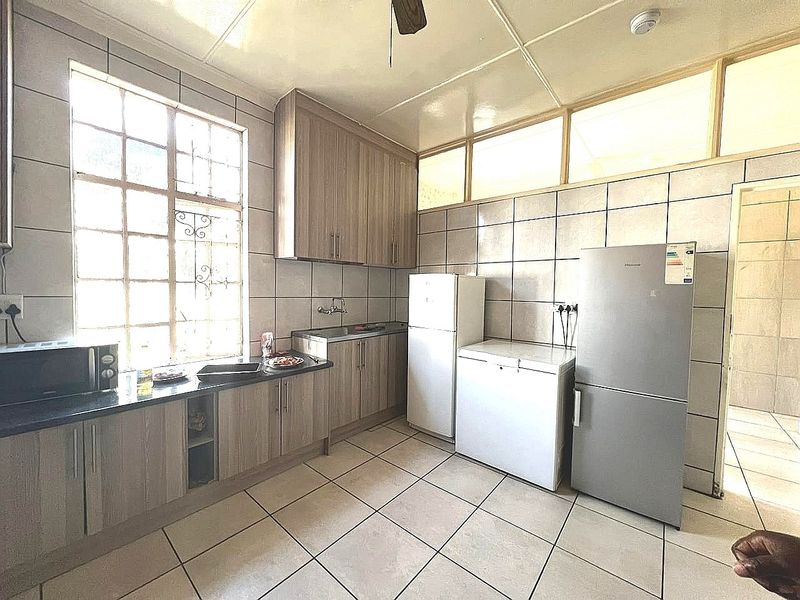 13 Bedroom  Accredited Commune. Par Excellence. Brixton  - Photo 4