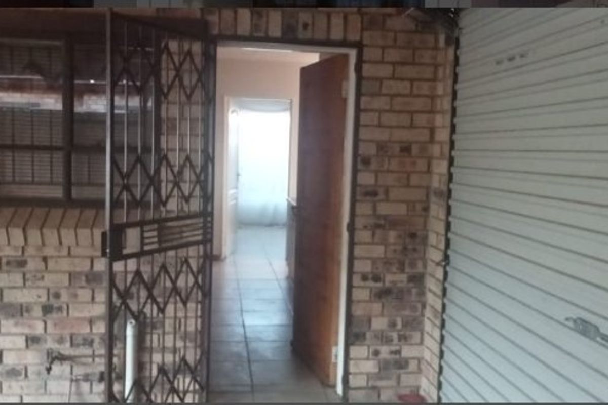 Beautiful 3 Bedroom family home for sale in Mandela View, Bloemfontein at an excellent price !!! - Photo 5