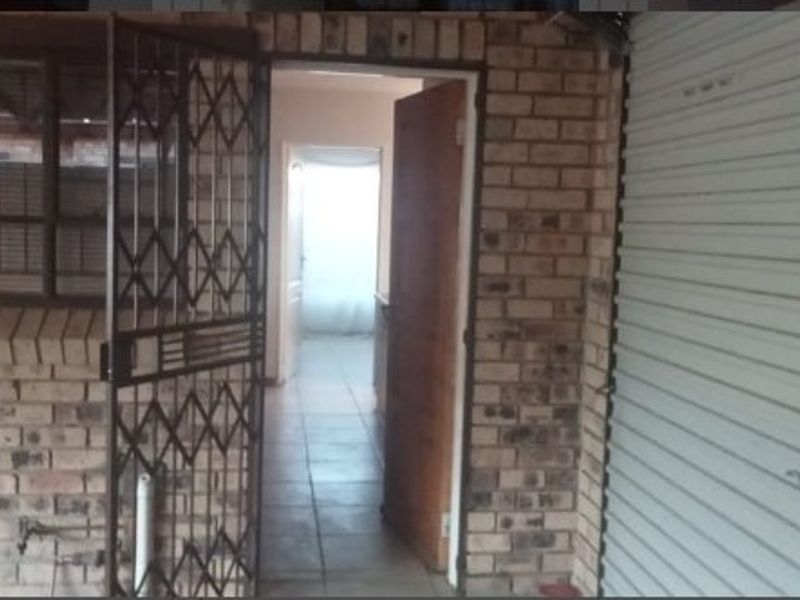 Beautiful 3 Bedroom family home for sale in Mandela View, Bloemfontein at an excellent price !!! - Photo 5