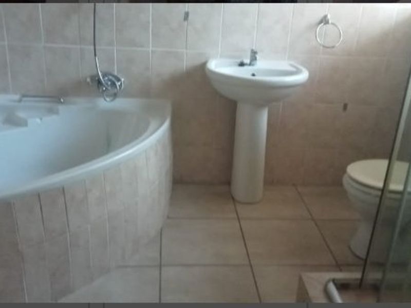 Beautiful 3 Bedroom family home for sale in Mandela View, Bloemfontein at an excellent price !!! - Photo 8