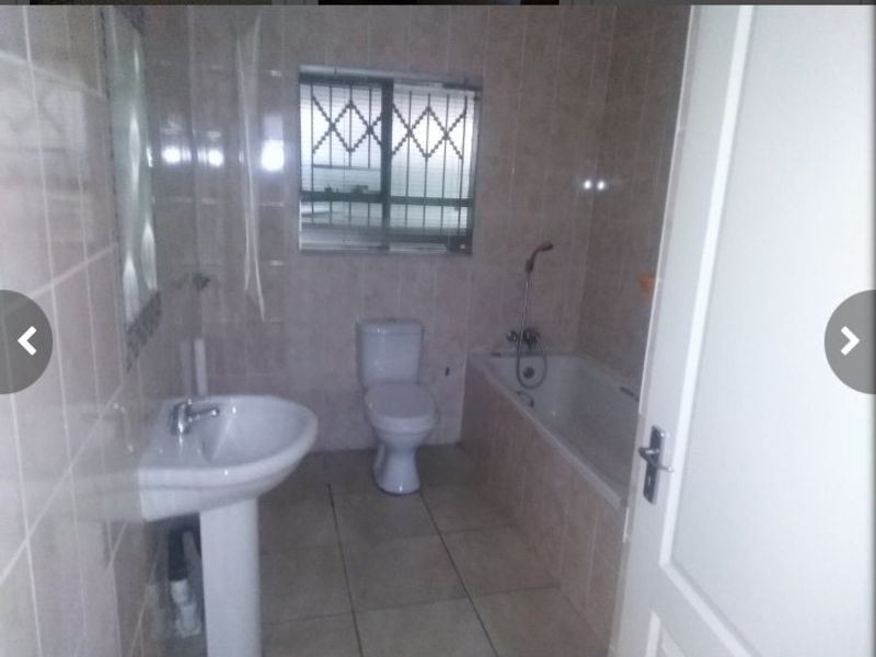 Beautiful 3 Bedroom family home for sale in Mandela View, Bloemfontein at an excellent price !!! - Photo 7