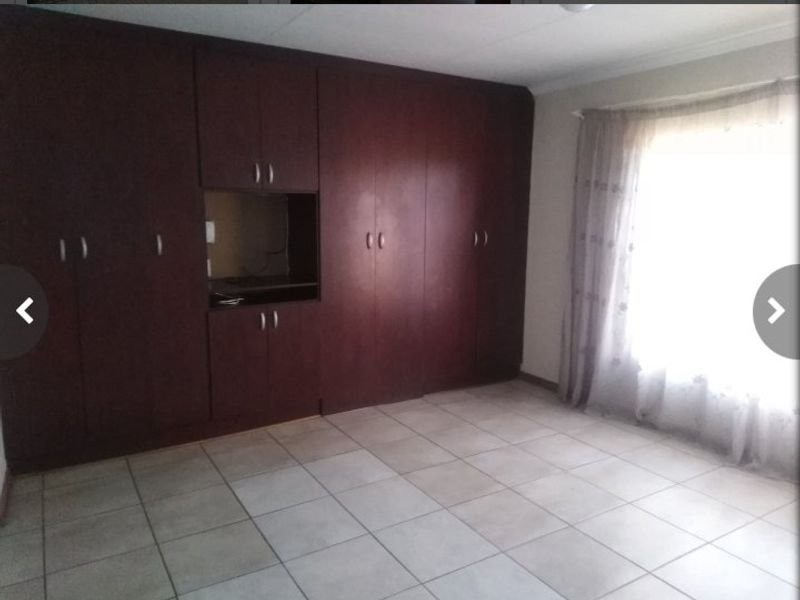 Beautiful 3 Bedroom family home for sale in Mandela View, Bloemfontein at an excellent price !!! - Photo 6