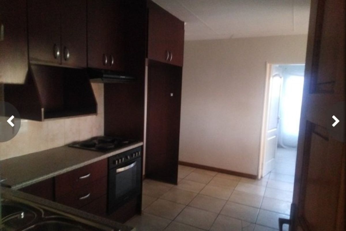 Beautiful 3 Bedroom family home for sale in Mandela View, Bloemfontein at an excellent price !!! - Photo 3