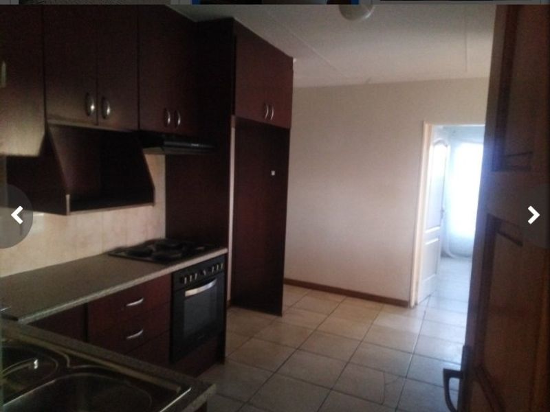 Beautiful 3 Bedroom family home for sale in Mandela View, Bloemfontein at an excellent price !!! - Photo 3