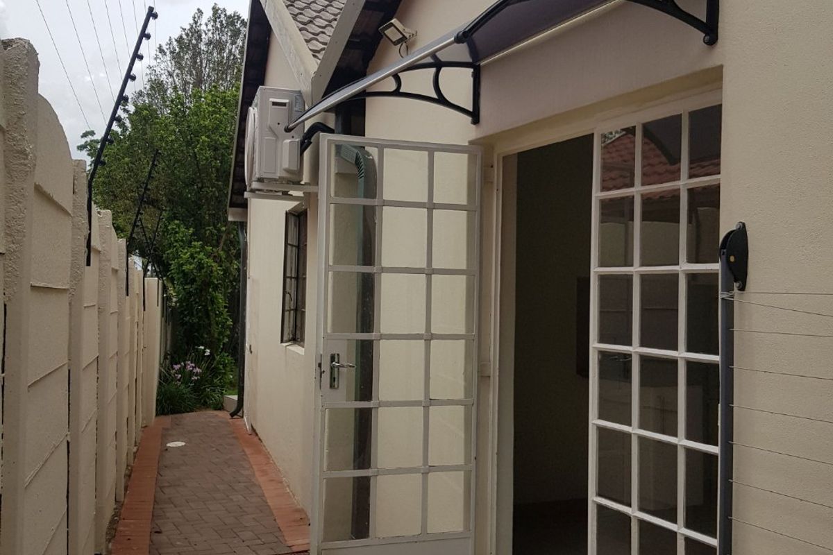 1x Bedroom; 1x bath Stunning Garden cottage with a nice Spacious Kitchen - Secured Parking-Water, Electricity, Fibre and Solar All Included and Cat Pet Friendly. - Photo 2