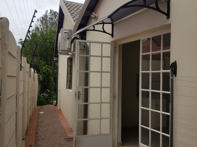 1x Bedroom; 1x bath Stunning Garden cottage with a nice Spacious Kitchen - Secured Parking-Water, Electricity, Fibre and Solar All Included and Cat Pet Friendly. - Photo 2