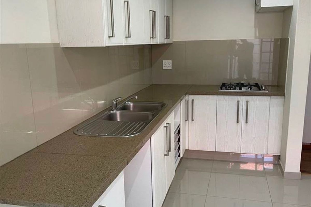 1x Bedroom; 1x bath Stunning Garden cottage with a nice Spacious Kitchen - Secured Parking-Water, Electricity, Fibre and Solar All Included and Cat Pet Friendly. - Photo 4