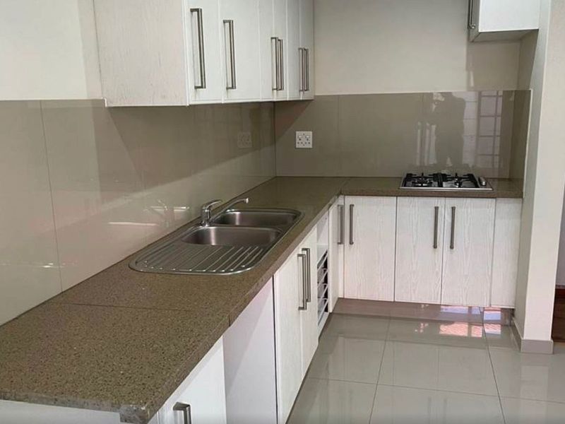 1x Bedroom; 1x bath Stunning Garden cottage with a nice Spacious Kitchen - Secured Parking-Water, Electricity, Fibre and Solar All Included and Cat Pet Friendly. - Photo 4