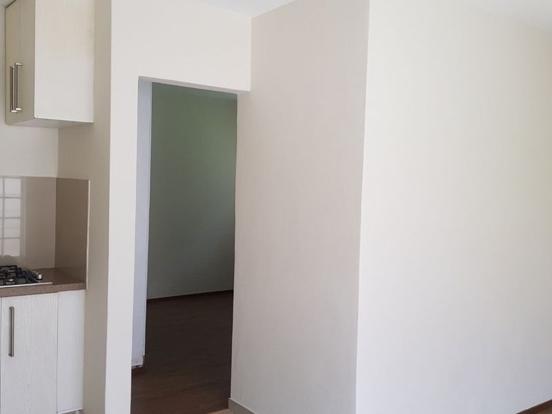 1x Bedroom; 1x bath Stunning Garden cottage with a nice Spacious Kitchen - Secured Parking-Water, Electricity, Fibre and Solar All Included and Cat Pet Friendly. - Photo 5