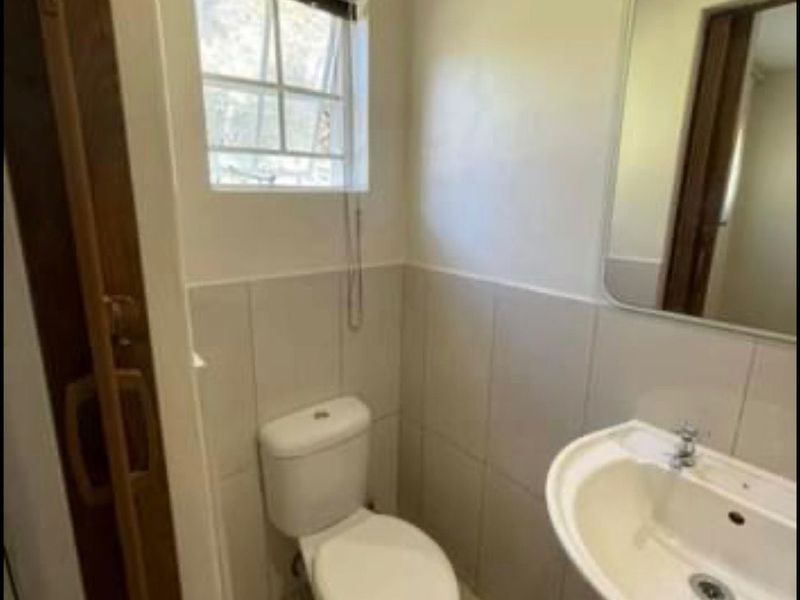 1x Bedroom; 1x bath Stunning Garden cottage with a nice Spacious Kitchen - Secured Parking-Water, Electricity, Fibre and Solar All Included and Cat Pet Friendly. - Photo 10