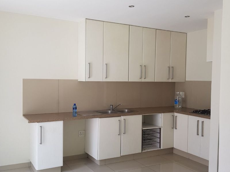 1x Bedroom; 1x bath Stunning Garden cottage with a nice Spacious Kitchen - Secured Parking-Water, Electricity, Fibre and Solar All Included and Cat Pet Friendly. - Photo 3