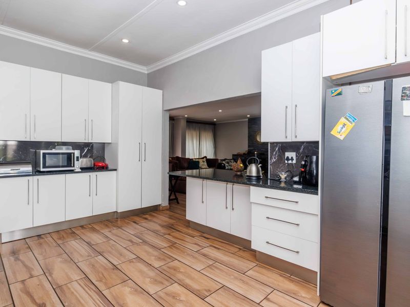 Great Investment Property or suitable for a Large Family - Photo 7