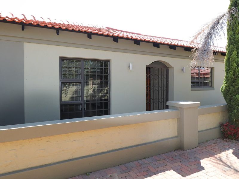 Say yes to your Private Sanctuary - Full Title Freestanding Townhouse  - Photo 3