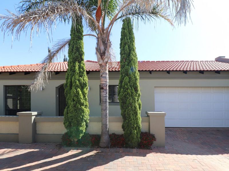 Say yes to your Private Sanctuary - Full Title Freestanding Townhouse  - Photo 2