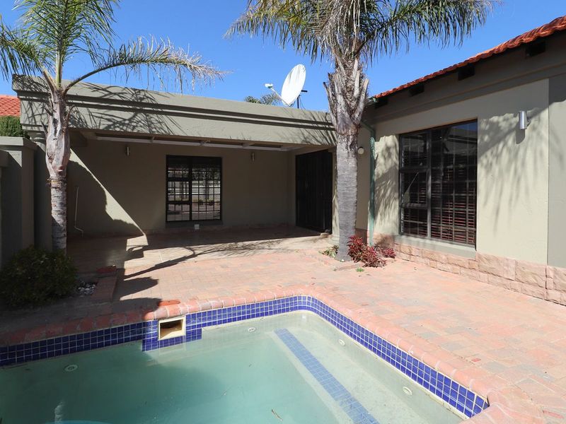 Say yes to your Private Sanctuary - Full Title Freestanding Townhouse  - Photo 1