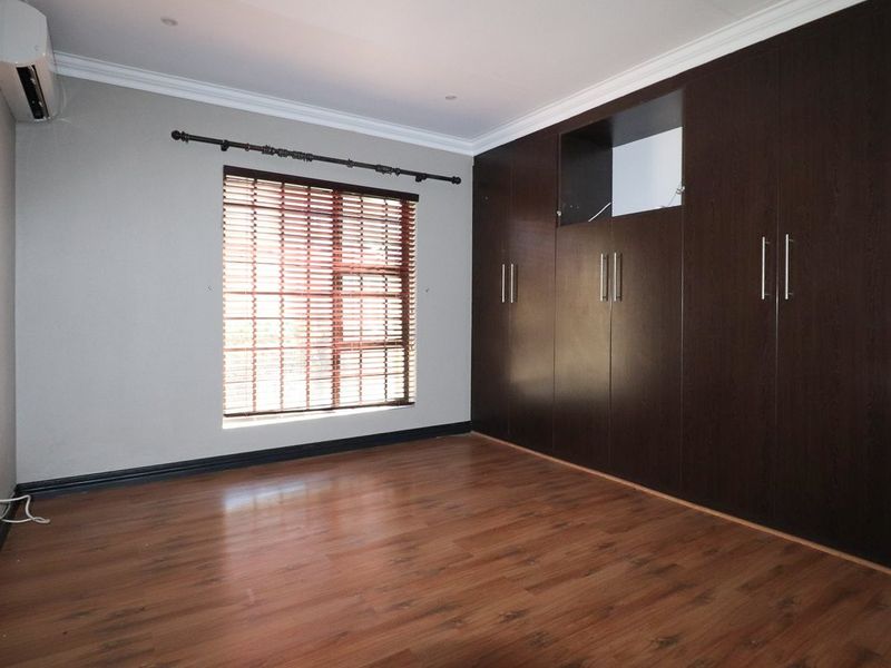 Say yes to your Private Sanctuary - Full Title Freestanding Townhouse  - Photo 10