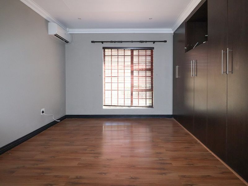 Say yes to your Private Sanctuary - Full Title Freestanding Townhouse  - Photo 9