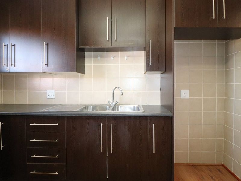 Say yes to your Private Sanctuary - Full Title Freestanding Townhouse  - Photo 8